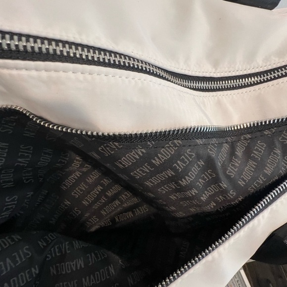 17-Steve Madden Weekend Bag - Picture 6 of 6